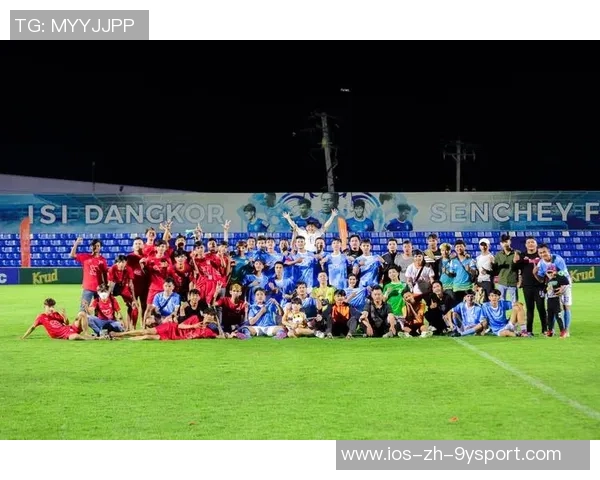 月神足球联赛激情开赛球迷齐聚共庆盛事展现足球魅力与团结精神